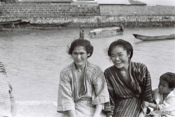 1935年、沖縄・糸満。漁から帰る夫を待つ妻たち