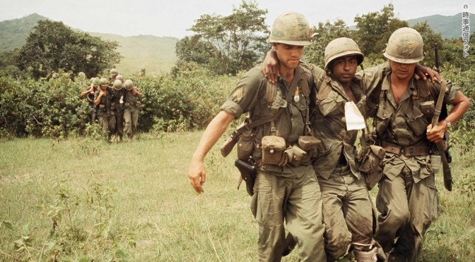 ベトナム戦争・アンケイ渓谷で作戦に従事した米軍第１０１空挺師団。負傷した戦友に肩を貸す（１９６６年、ベトナム）